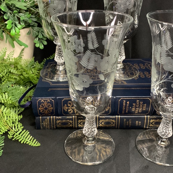 Stunning set of 4 floral and fern etched glass wine / water goblets - Picture 2 of 11